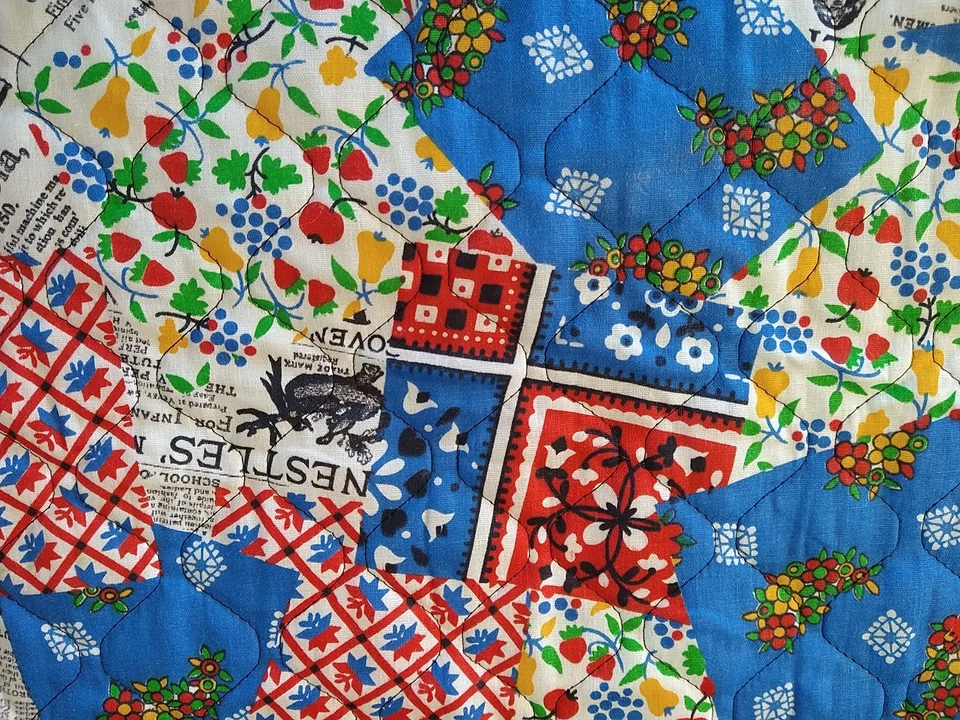 Vintage Floral Patchwork Pre-Quilted fabric Red White Blue Advertising 12" x 42" - Image 3 of 4