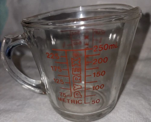 Pyrex Measuring Cup 508  1 Cup Red Lettering Closed D Handle USA Vintage