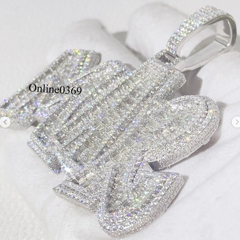 Colgante de plata 925 con placa de identificación personalizada de moissanita real redonda y baguette para hombre Foto 4 de 4