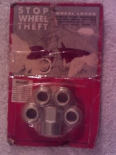 HOLLYWOOD ACCESSORIES WHEEL LOCKS Vintage FITS ALL CARS WITH 1/2" X 20