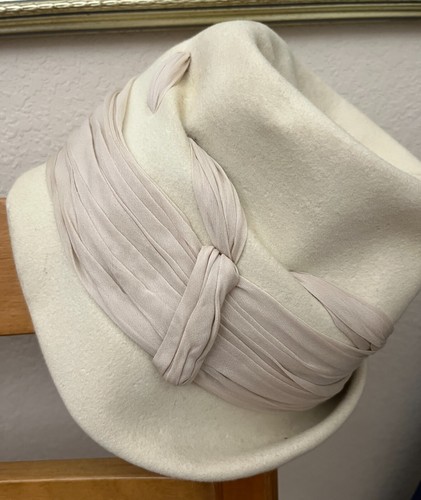 Chapeau Vintage Feutre Laine Saks Fifth Avenue Bordeaux à Plumes - Taille Unique - Occasion