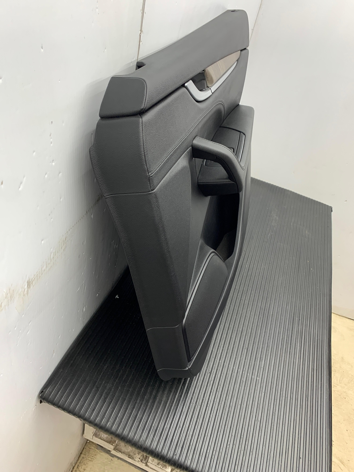 2017 - 2020 MASERATI LEVANTE OEM FRONT RIGHT DOOR TRIM PANEL | BLACK LEATHER