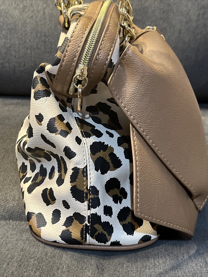 Bolso grande Betsey Johnson con estampado de leopardo guepardo lazo grande correas de cadena Foto 4 de 4