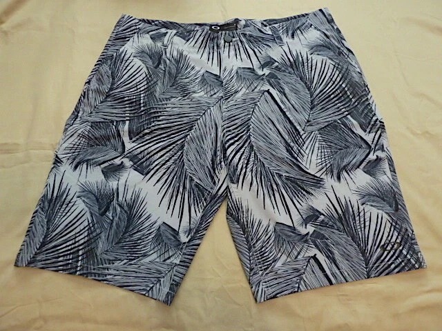 OAKLEY Golf/Walking Shorts Mens 34W Flat Front Palm Fronds Tropical