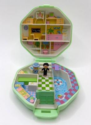 Polly Pocket Bluebird 1990 Schoolhouse Green Compact Complete Original Figures