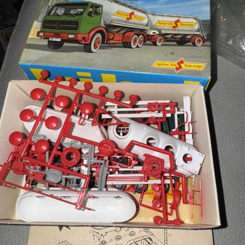 Kit de camión y remolque Kibri HO 10032 Mercedes-Benz Spitzer silo caja abierta sin construir | Zustand: Used