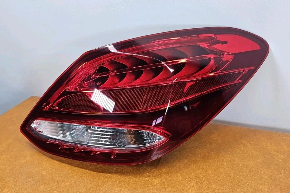 APTO PARA MERCEDES BENZ C350E C400 PASAJERO DERECHO LUZ TRASERA LED TYC NUEVO #C Foto 3 de 4