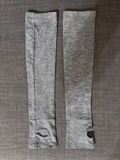 Women’s Oiselle Running Arm Warmers Long Sleeves Thumb Hole Cuffs Stretch Grey 