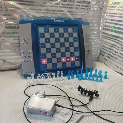 Lexibook Chesslight elektronisches Schachbrettspiel & Uniross Multi Adapter in Tasche