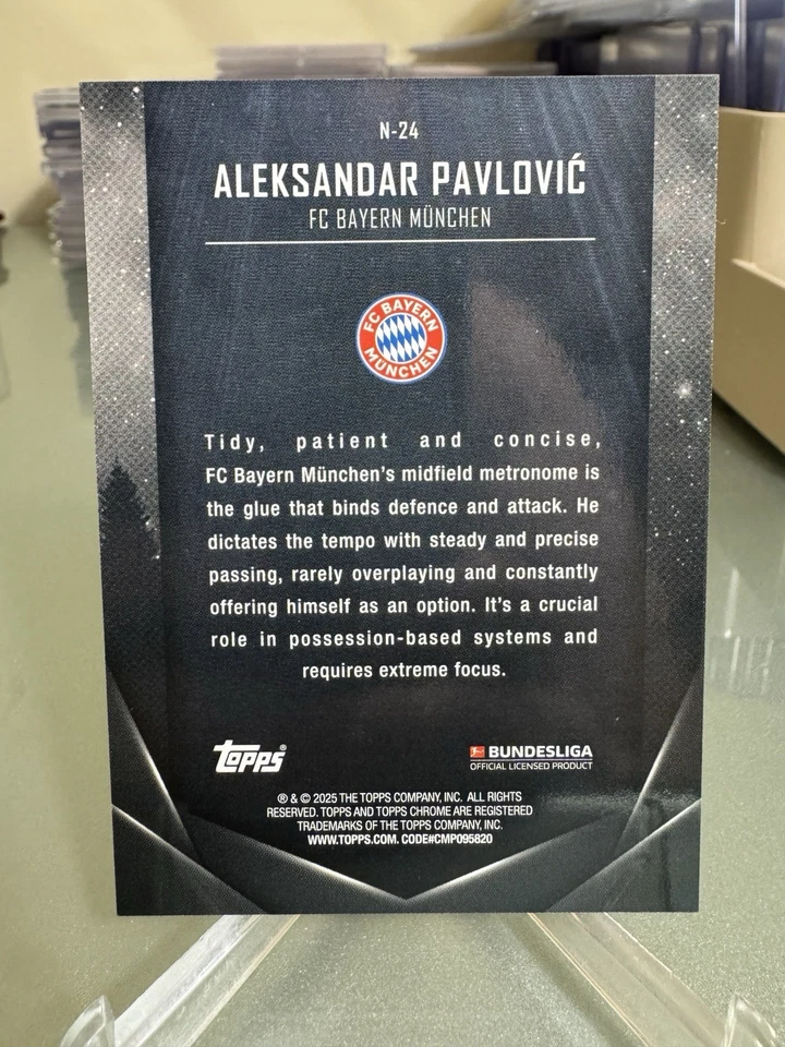 Topps Bundesliga Midnight 2024-25 Aleksandar Pavlovic DAYBREAK SSP SP/5 RARO Foto 3 de 3