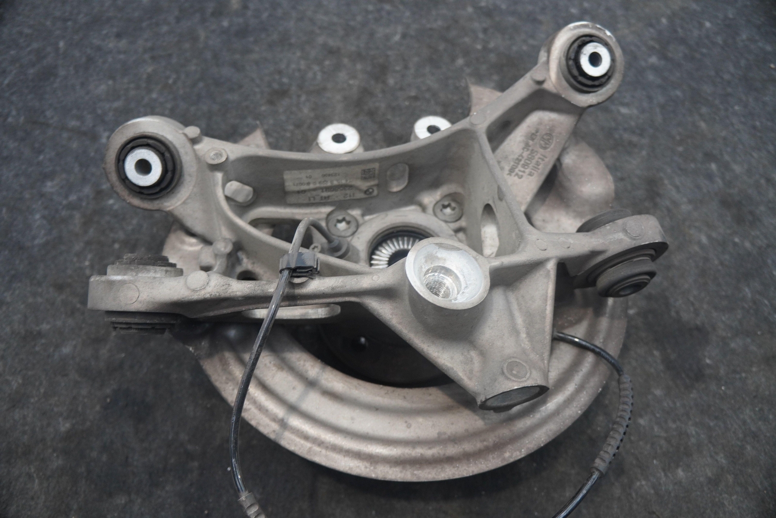 Rear Suspension Left Spindle Knuckle Hub Wheel Bearing 33336858231 BMW i8 14-20