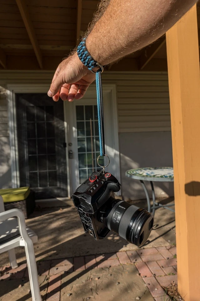 Correa de muñeca cómoda y fuerte para cámara "X" Paracord 550 negra y azul claro Foto 4 de 4