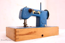 **Seltene alte Blechnähmaschine / REGINA/ Blechspielzeug / Schneider Werkzeug /