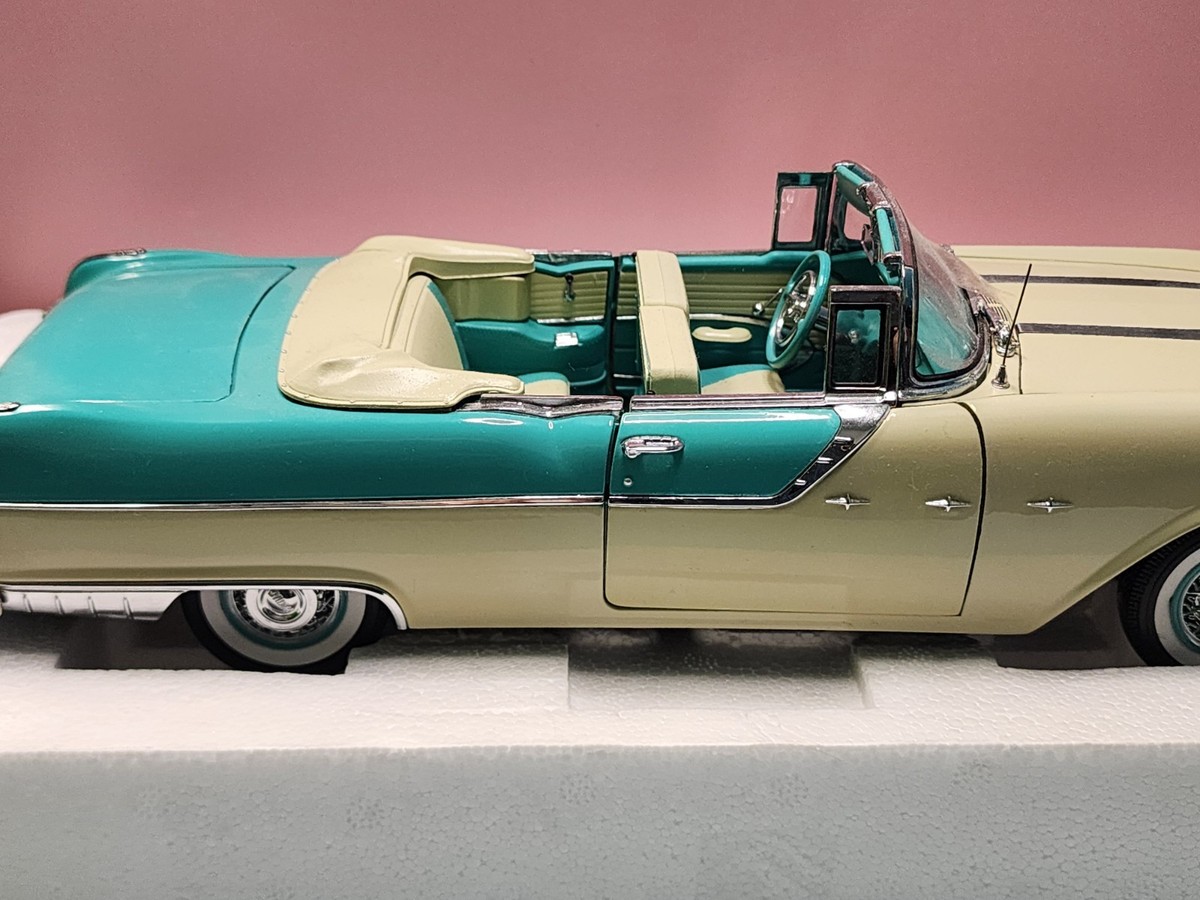 1/18 Sunstar 1955 Pontiac Star Chief “I Love Lucy On the