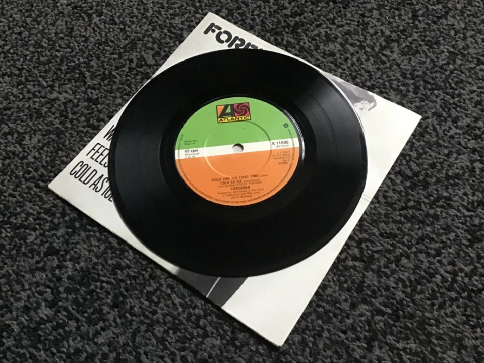 FOREIGNER - WAITING FOR A GIRL LIKE YOU 1981 UK SINGLE ATLANTIC K11696 EXCELLENT - Image 4 of 4