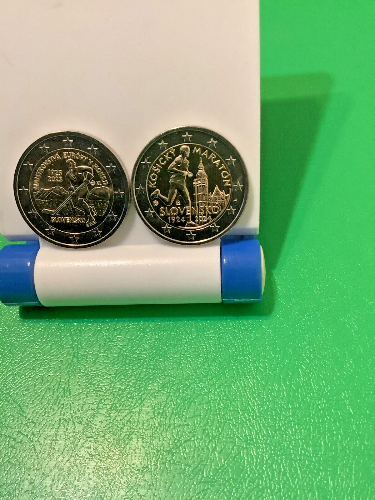 Les 2 Pièces commémoratives 2 euro  Slovaquie 2024 & 2025  " Marathon & Hockey "