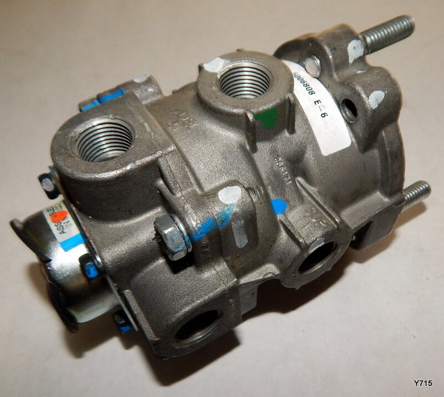 Bendix E6 Foot Brake Air Valve 5006808 Removed From 2010 CASCADIA ...