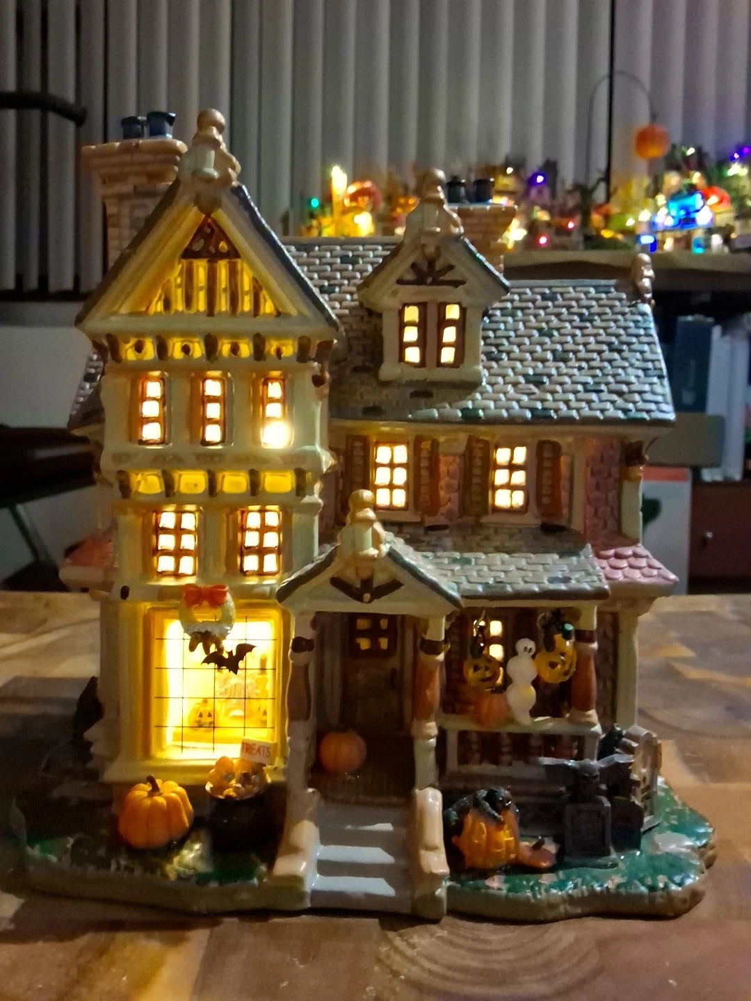 2004 LEMAX Spooky Town Trick or Treaters Haven Lighted Halloween House 45006