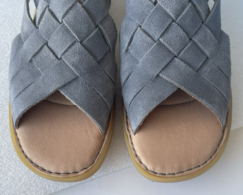 Born Sandalen IWA ~ Damen 8M ~ gewebtes graues Wildleder ~ Reißverschluss hinten Gladiator-Flats ~ NEU - Bild 10 von 15
