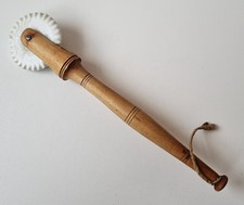 Nettes altes Teigrad mit gedrechseltem Buchenholzgriff und Porzellanrad um 1910