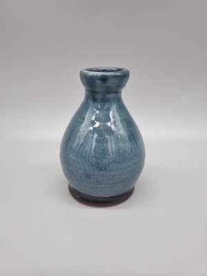 Eine Victor Hugo Studio Keramik, Forest of Dean, Squat Posy / Bud Vase.