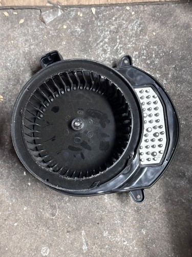 OEM | HVAC Blower Motor 2019-2023 Chevrolet Silverado GMC Sierra 84861776 - Picture 2 of 2