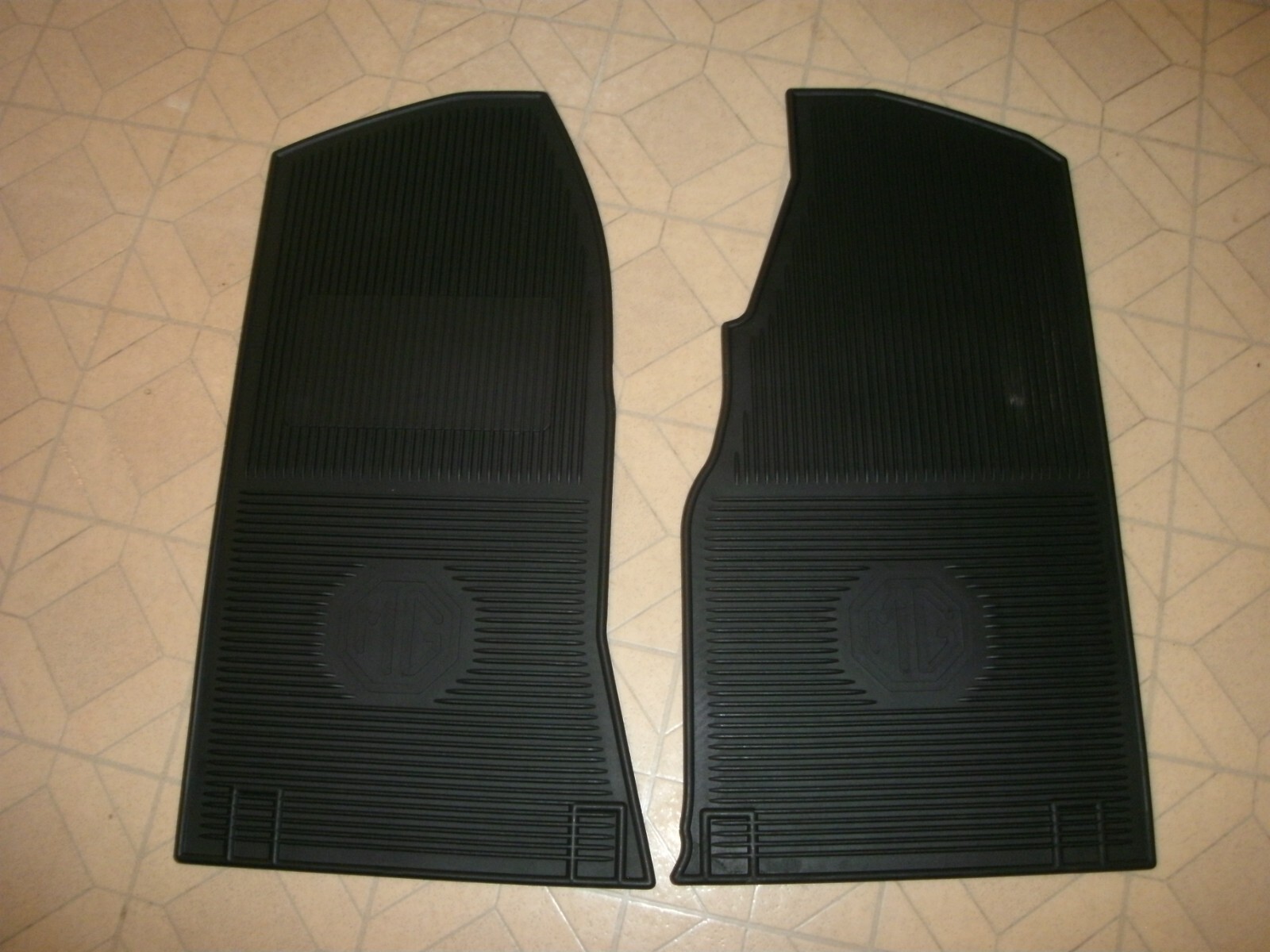 HEAVY DUTY SET AMCO STYLE RUBBER FLOOR MATS MGB 6267 COUPE OR ROADSTER eBay