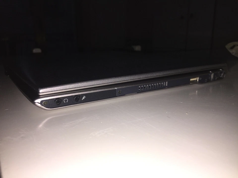 SHARP UM-PC10 MURAMASA sub notebook ultraslim in alluminio compatto e sottile - Immagine 2 di 4