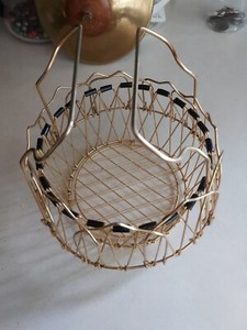 VINTAGE GOLD-TONE FOLDING WIRE EGG SERVING BASKET FARMHOUSE COUNTRY DECOR