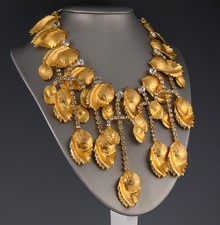 STUNNING VINTAGE GOLD GILT & SIMULATED DIAMOND LEAF DESIGN CHANDELIER NECKLACE