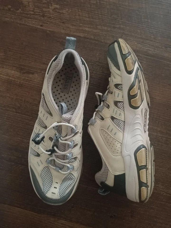 ladies bass tennis shoes. Size 6 - Image 3 of 4