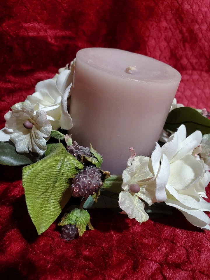 Anillo de vela floral con vela de lavanda Foto 2 de 4