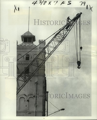 #ad 1977 Press Photo Construction Worker Bill Geurin Fixing a Cable On His Crane $24.99