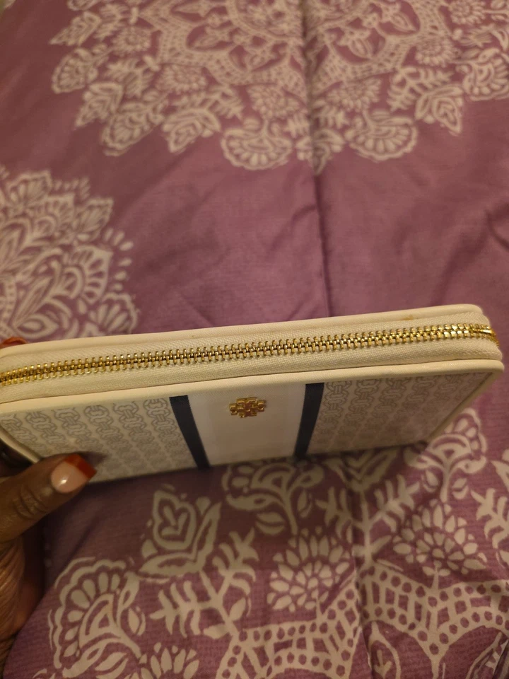 Cartera Tory Burch Géminis Gris Marfil Lona Recubierta Eslabón Rayas Cremallera Alrededor Foto 2 de 4