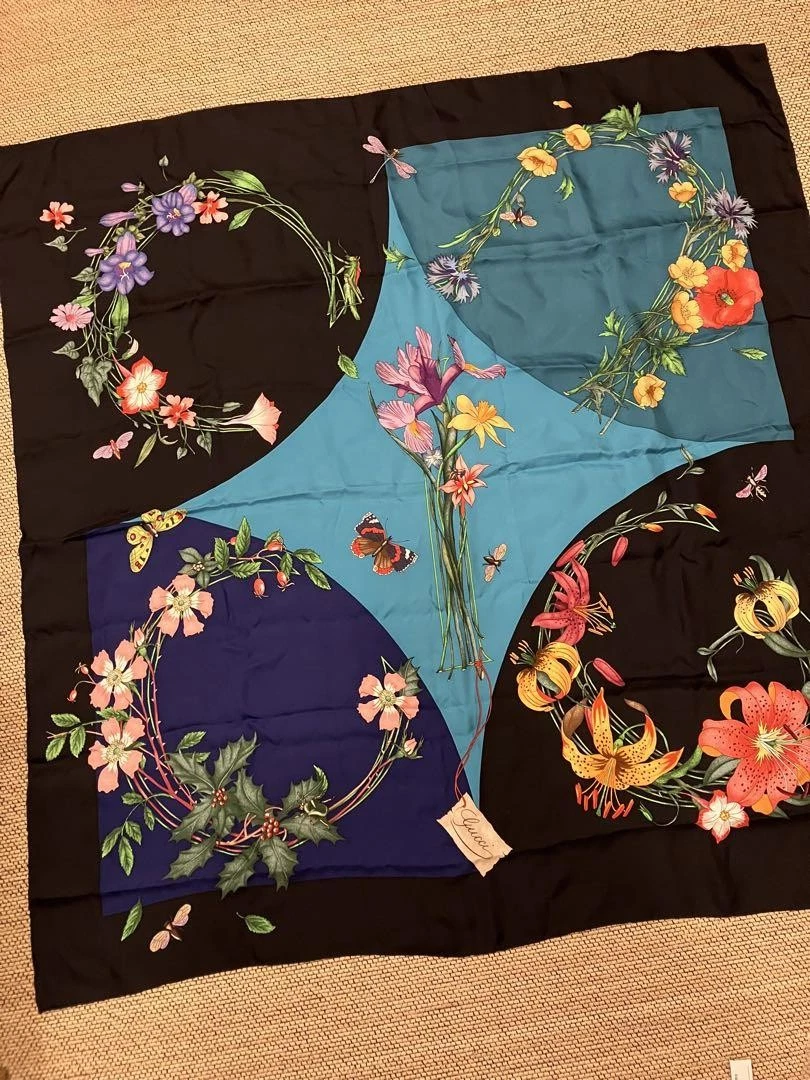 Authentique grande écharpe botanique fleurie 100% soie GUCCI bleu marine du Japon