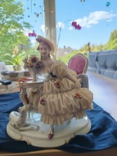 Unterweissbach Tüll Figur Dresdner Porzellanfigur mit Hund Barock Sammlerstück