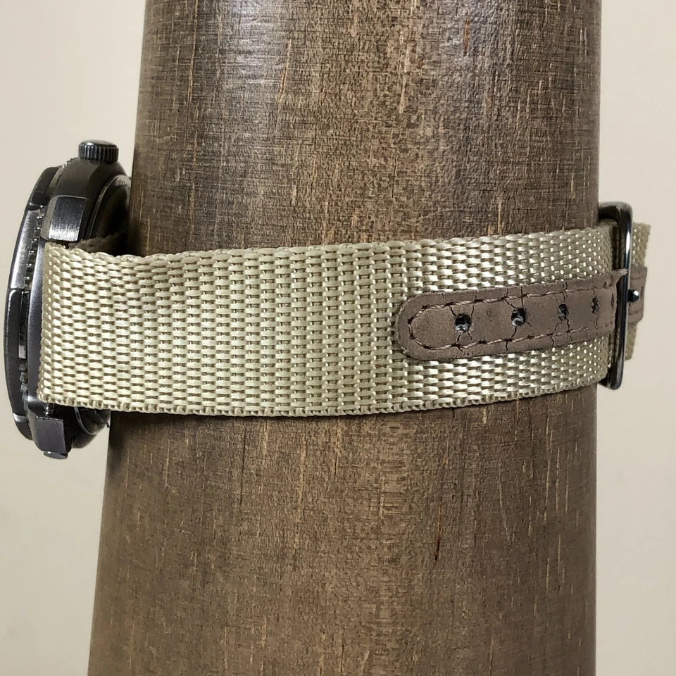 Reloj analógico de cuarzo con correa de nailon beige fecha militar del ejército suizo para hombre 7 3/4" Foto 3 de 4