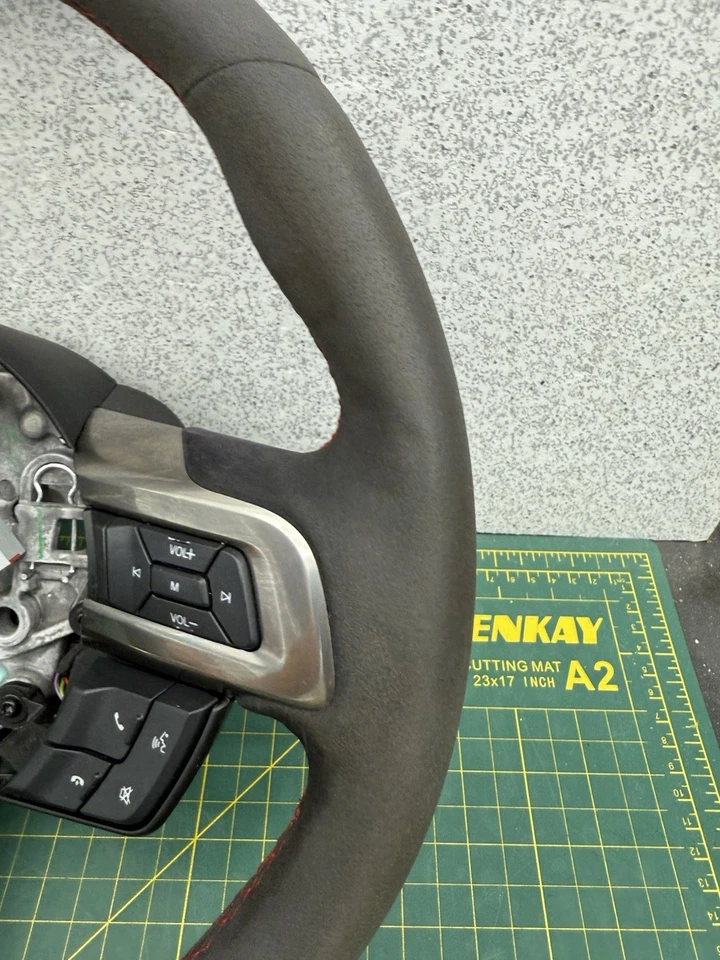 Ford Mustang GT350 2015-2017 Alcantara y volante de cuero con interruptores Foto 3 de 4