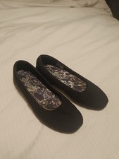 Sketcher Memory Foam Size 6 black slip on shoes. Good condition.