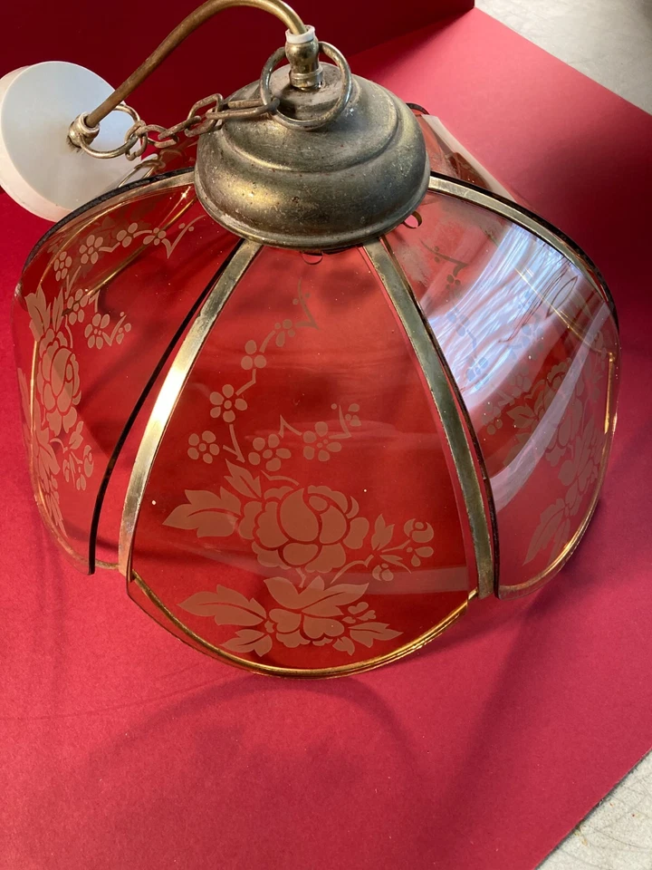 Hermosa lámpara colgante vintage con vidrio grabado y herrajes de latón Foto 3 de 4