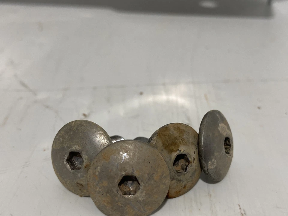 Yamaha V Star 650 1998 cubierta lateral, cubierta de montaje de freno trasero (plástico) (fabricante de equipos originales) Foto 2 de 4