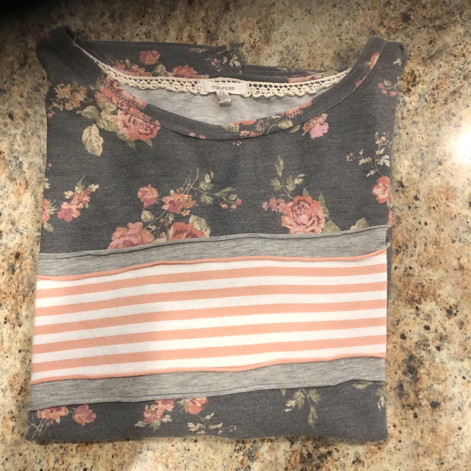 Blusa Maurices 3X Gris Oscuro Rosa Estampado de Flores Manga Larga con Detalle de Rayas Foto 3 de 4