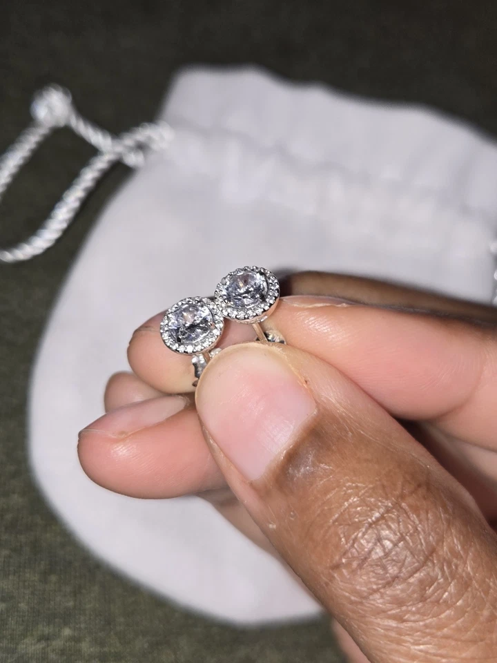 Auténticos aretes Pandora atemporales redondos brillantes de plata de ley Foto 2 de 4