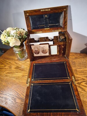 WUNDERSCHÖNER KORRESPONDENZSCHRANK AUS GOLDENER EICHE ENDE 19 Jh. um 1890