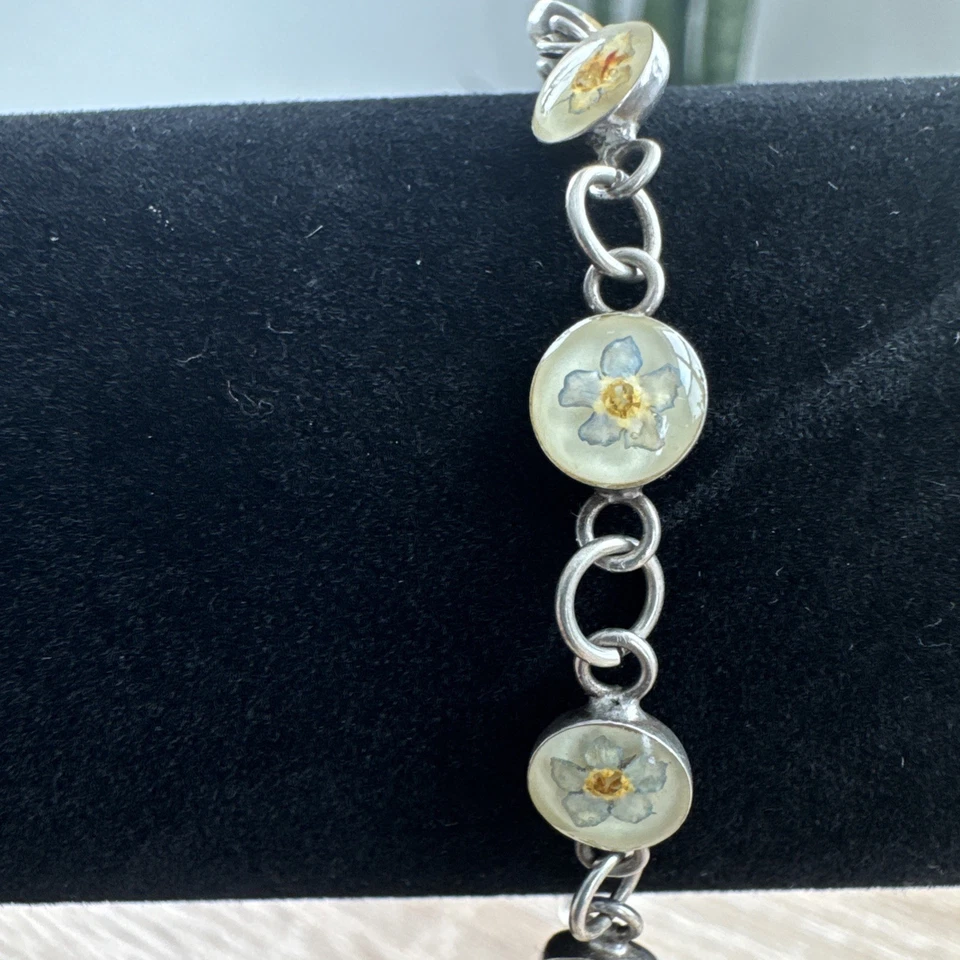 Pulseira feminina com flores reais preservadas em resina - Imagem 4 de 4