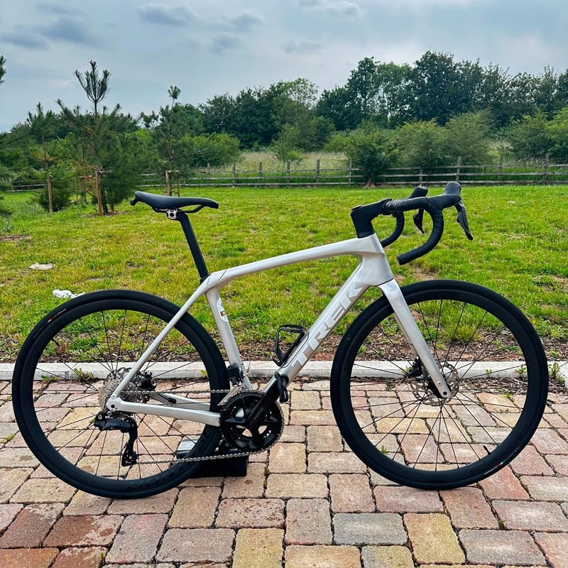 Trek Domane SL6 Gen 4 2025 Lunar Silver - Shimano 105 Di2 (RRP £3899)