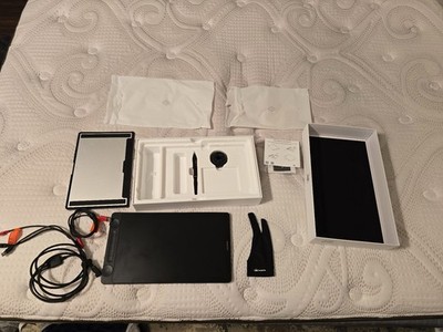 Huion Kamvas Pro 13 13.3 inch Graphics Drawing Monitor Bundle, Excellent Used.