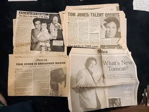 Ultra Rare Tom Jones Lot Autograph Pictures Pin Records News Books Ticket Stub + - Picture 8 of 21