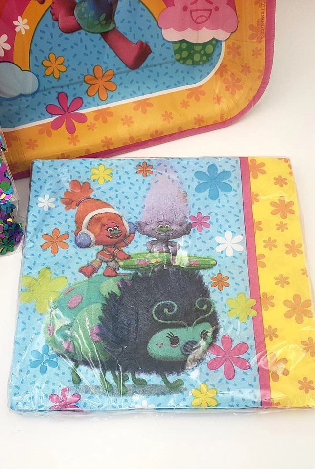Nuevo TROLLS Amapola Cumpleaños Fiesta Mesa Para 16 Decoraciones Película Niños Suministros Lote Foto 3 de 4
