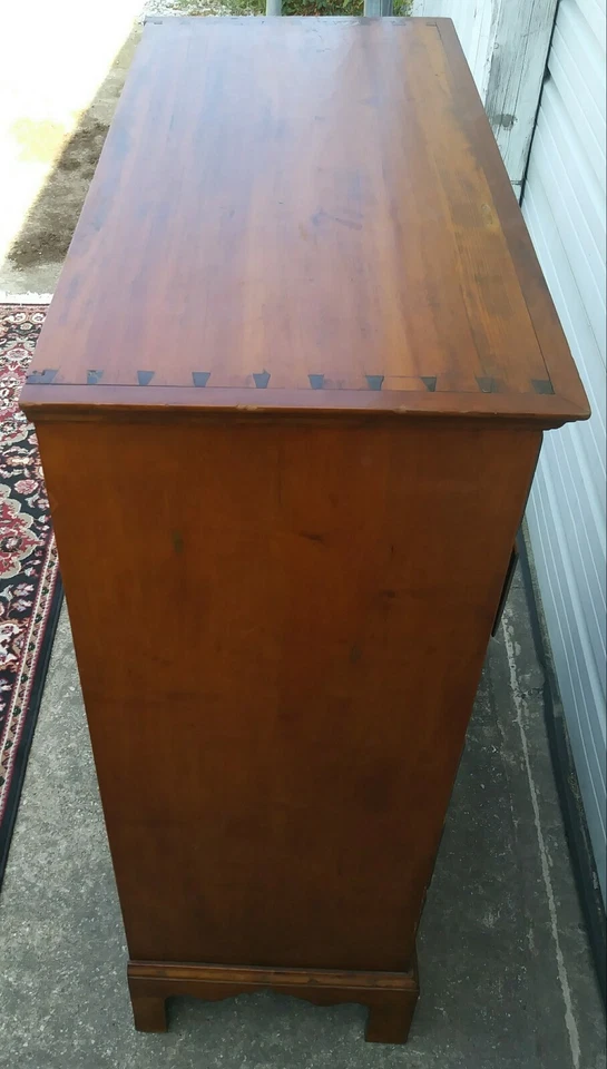 Cajonera alta de arce Chippendale antigua cola de milano tapa de tablón Foto 2 de 4